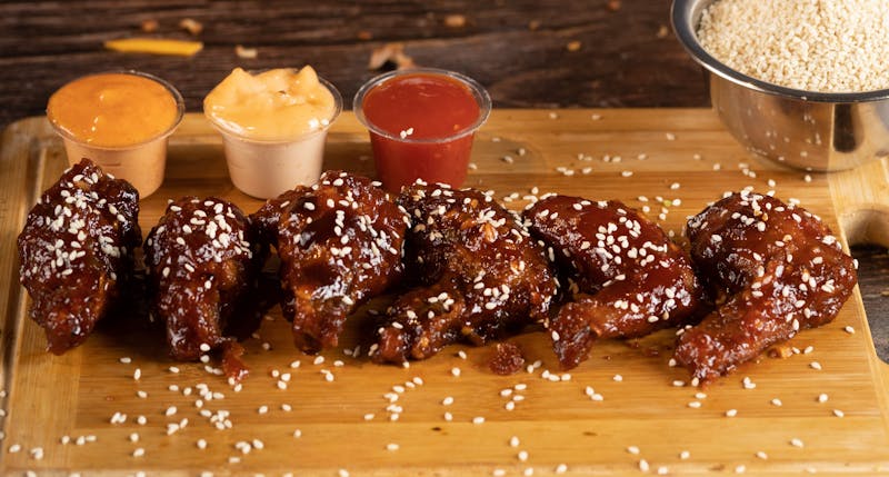 Crispy chicken wings platter with dipping sauce